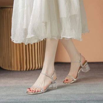 Женская обувь Fairy Feng Shui Diamond в Новом Летнем Стиле 2023 года, Одна нога на Толстом Каблуке и Высоком Каблуке, Две женщины в Босоножках
