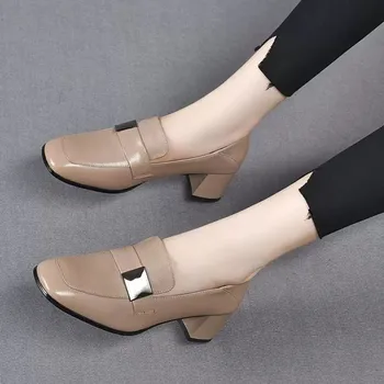 Женские простые туфли из мягкой кожи на среднем каблуке в осеннем стиле 2023 года с квадратным носком, темпераментные тонкие туфли, универсальные туфли для мамы