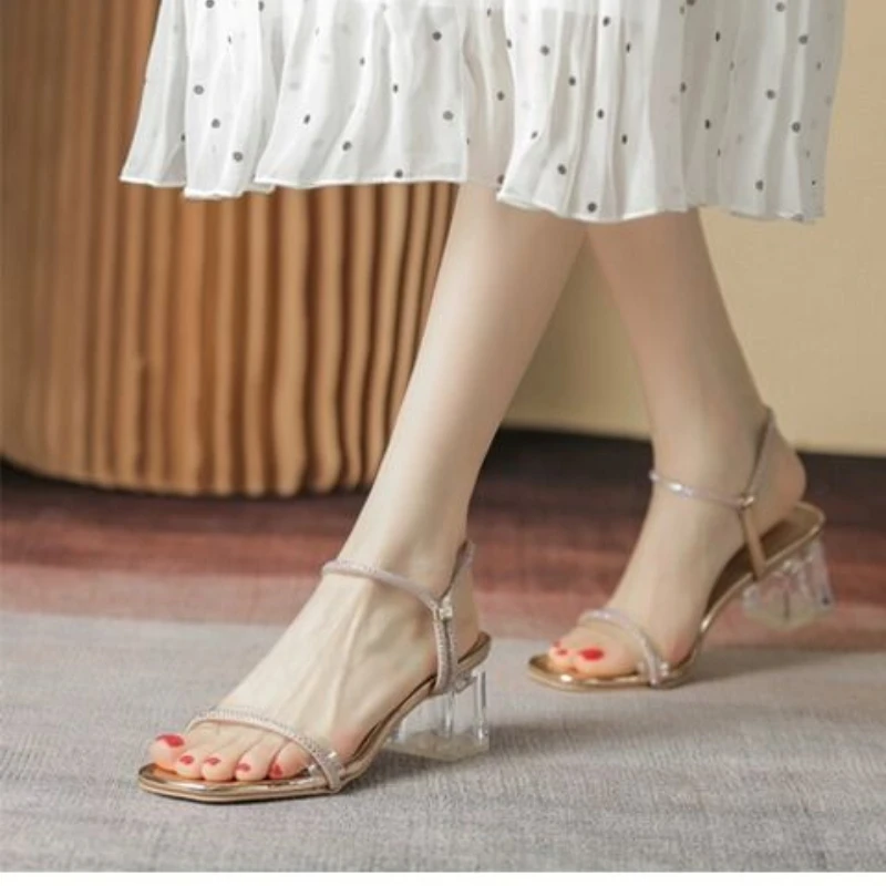 Женская обувь Fairy Feng Shui Diamond в Новом Летнем Стиле 2023 года, Одна нога на Толстом Каблуке и Высоком Каблуке, Две женщины в Босоножках 1