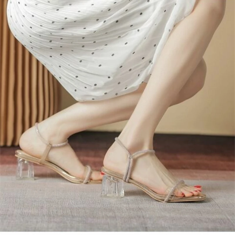 Женская обувь Fairy Feng Shui Diamond в Новом Летнем Стиле 2023 года, Одна нога на Толстом Каблуке и Высоком Каблуке, Две женщины в Босоножках 3