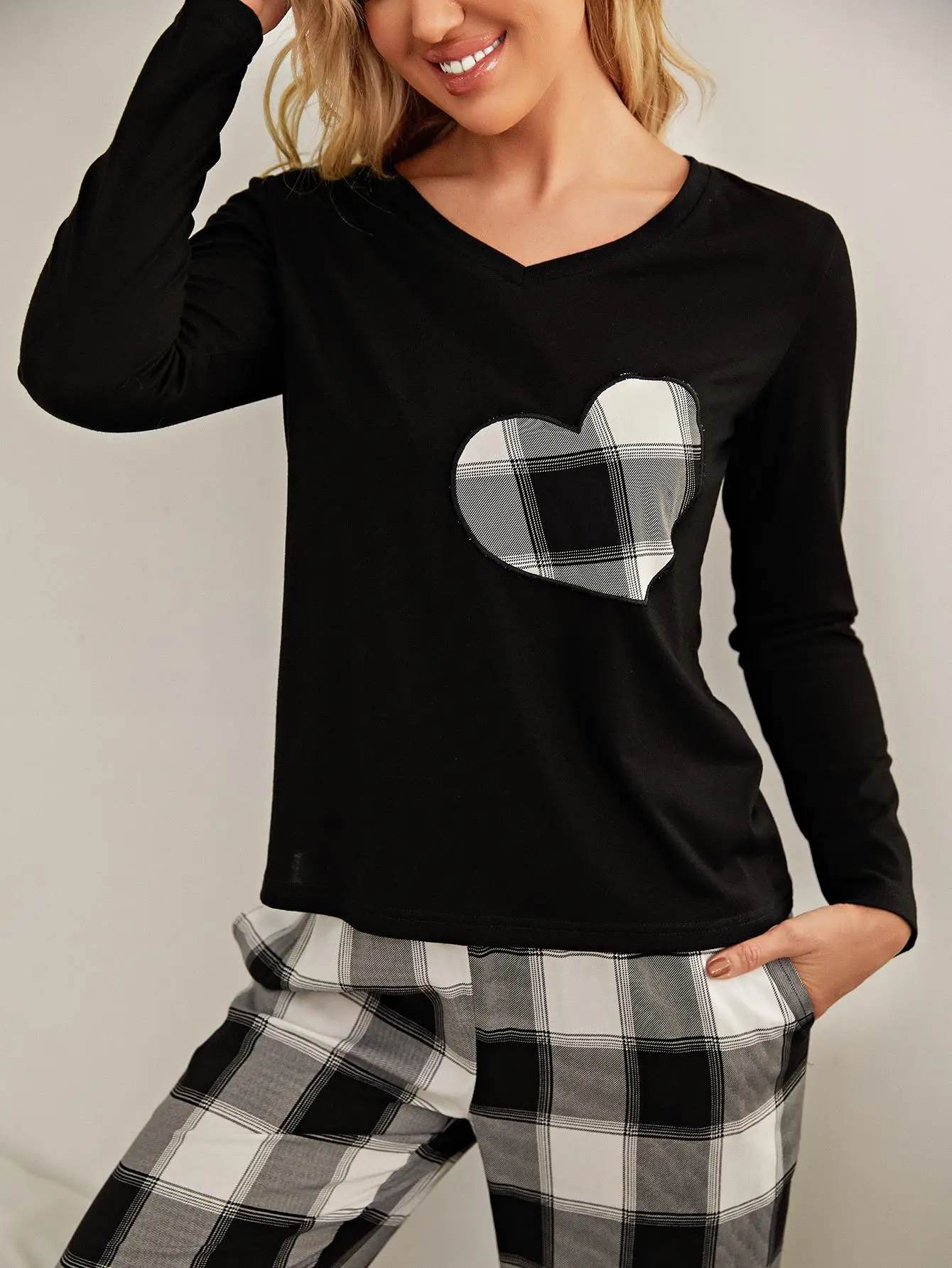 Женский пижамный комплект с принтом в виде сердца, топ с длинным рукавом и брюки с эластичной резинкой на талии, 2 предмета, пижамы в клетку, пижамы с V-образным вырезом, ткань Howear 3