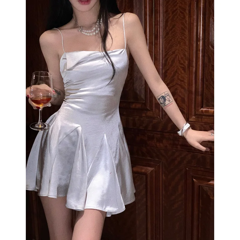 Женское серебристое платье на бретелях без рукавов, сексуальная мода Европы и Америки, Темпераментная минималистичная женщина 2023, НОВАЯ летняя мини-юбка 2