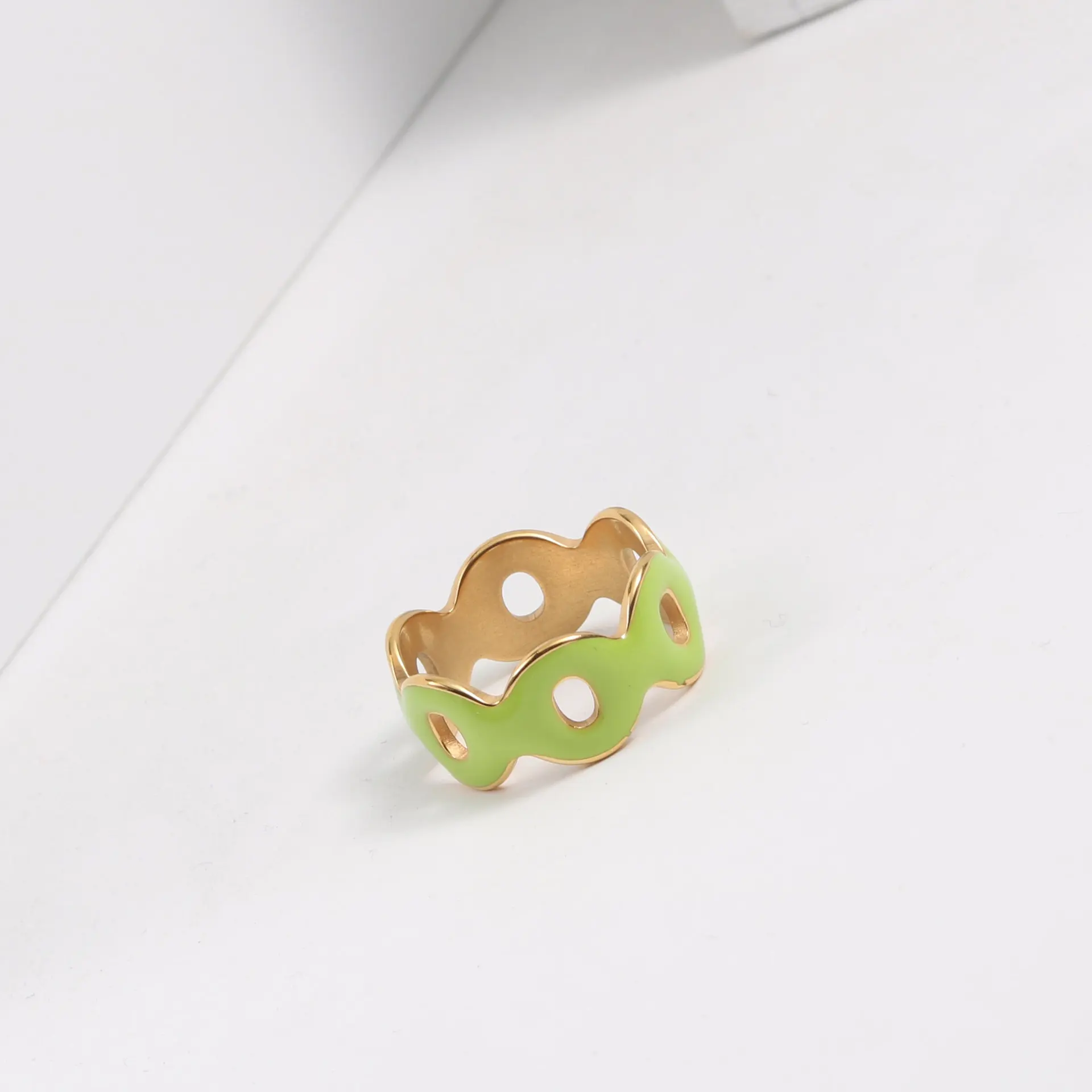 Joolim Ювелирные изделия высокого класса PVD Оптом Водонепроницаемый Индивидуальность Зеленый Клей Полое кольцо из нержавеющей стали для женщин 2